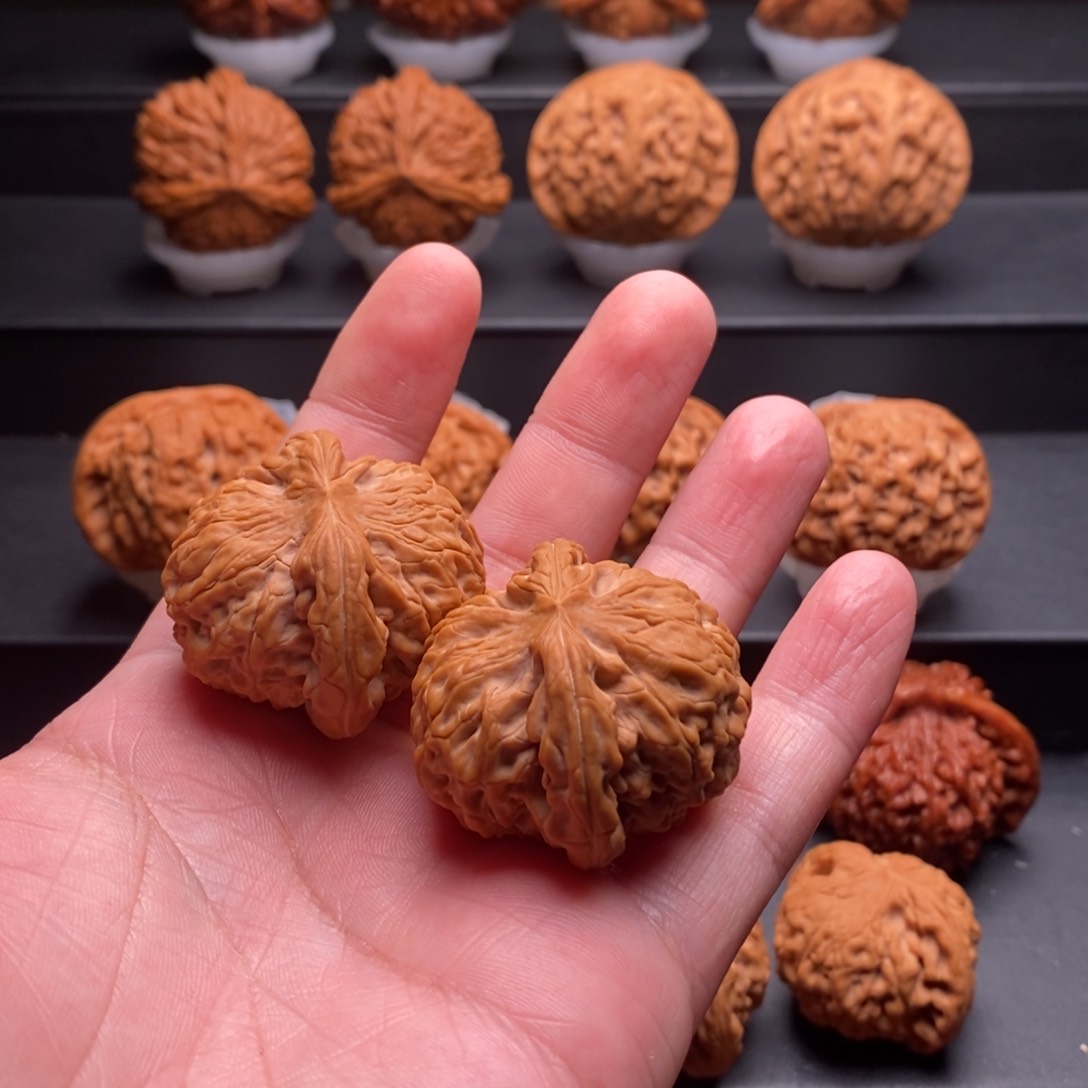 文玩核桃把件绣*核为贵