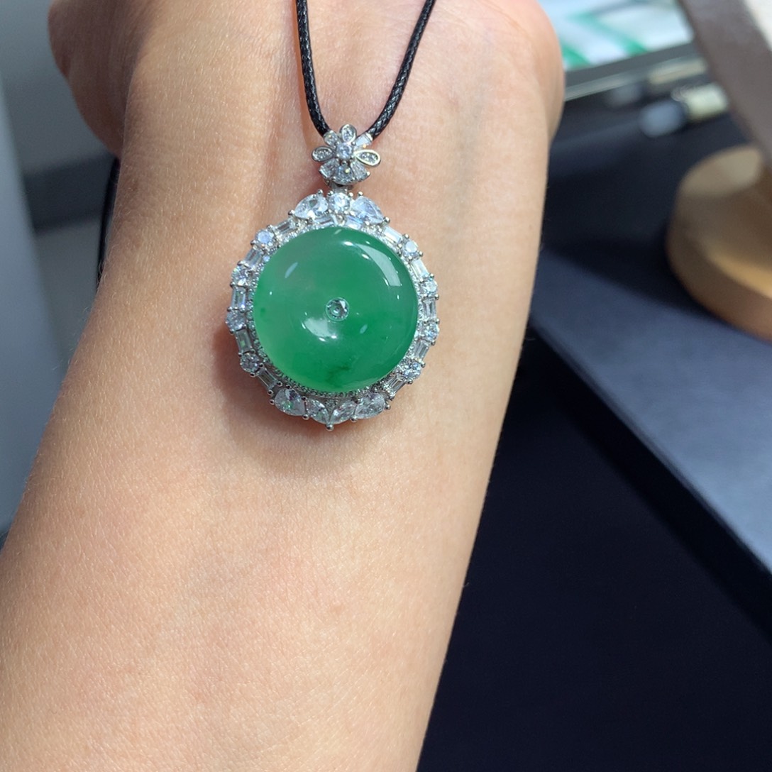 颈饰银S925镶嵌石英质玉（非洲翠）