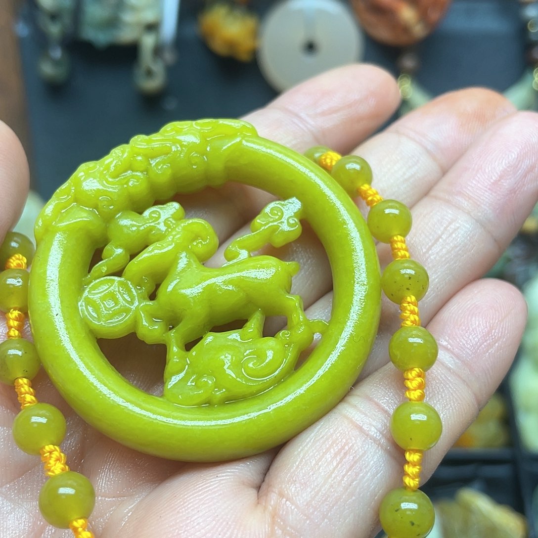 未镶嵌蛇纹石玉颈饰