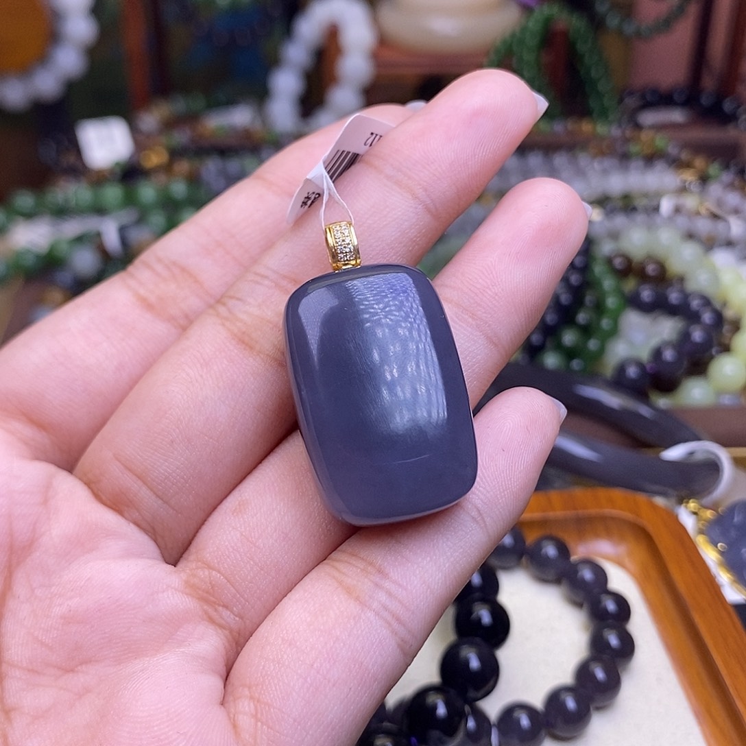 和田玉未镶嵌颈饰浓烟紫金镶无事牌