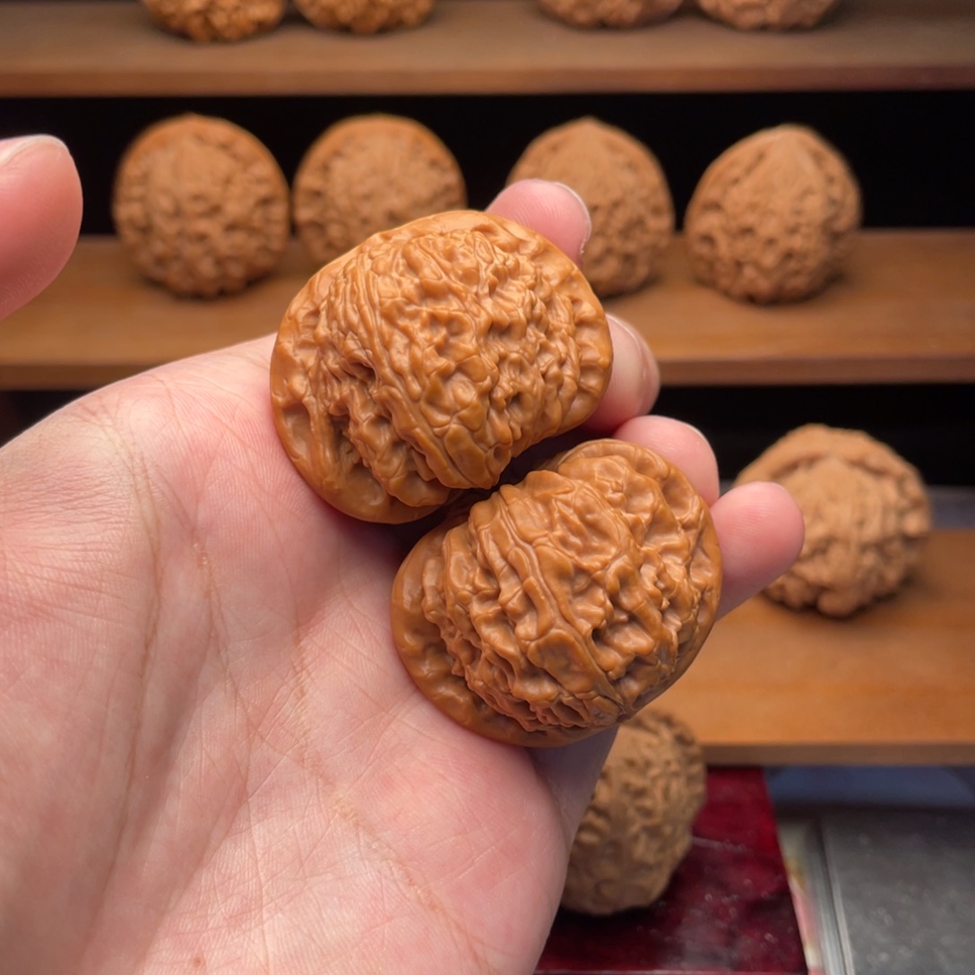 文玩核桃把件42边肚红皮精配球白