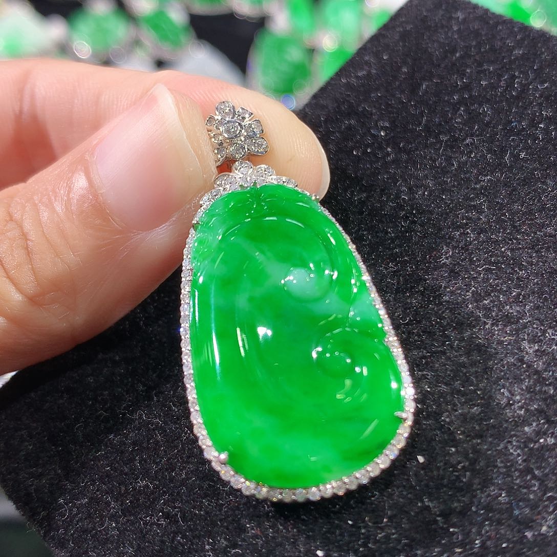 翡翠18K金镶嵌颈饰