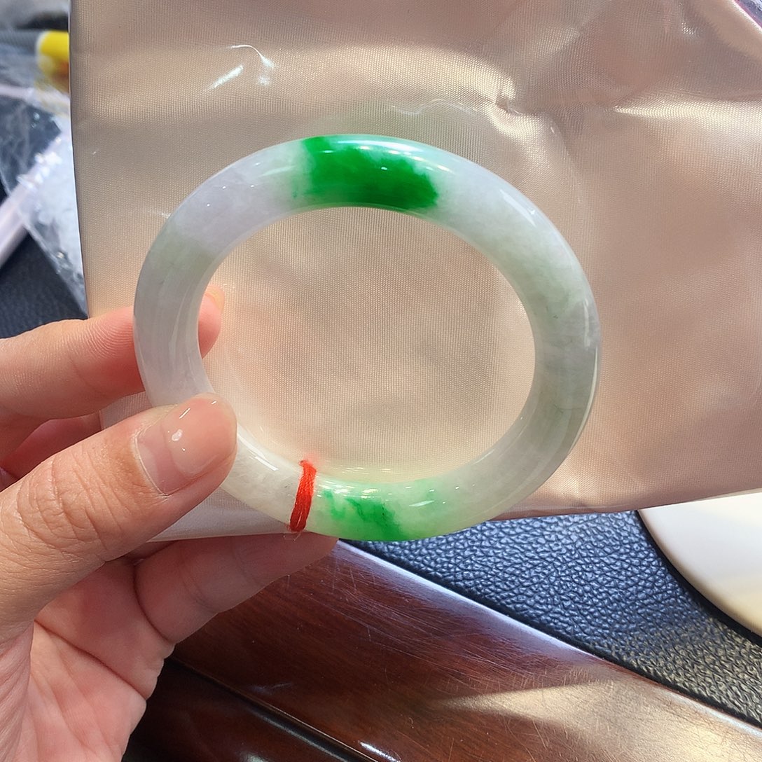 翡翠未镶嵌手镯（圆镯）冰糯飘辣阳绿圆条