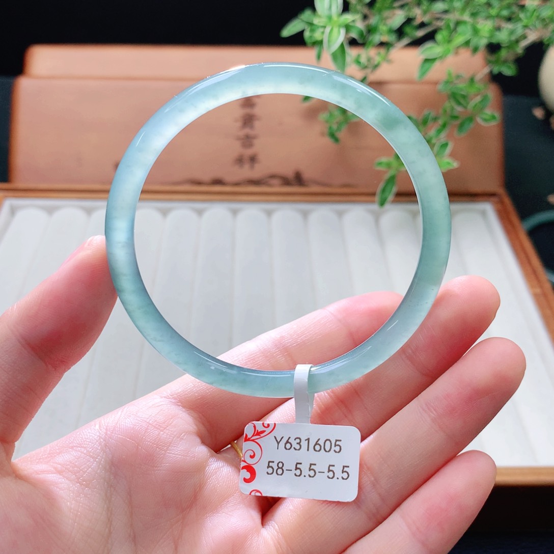 未镶嵌手镯（圆镯）翡翠