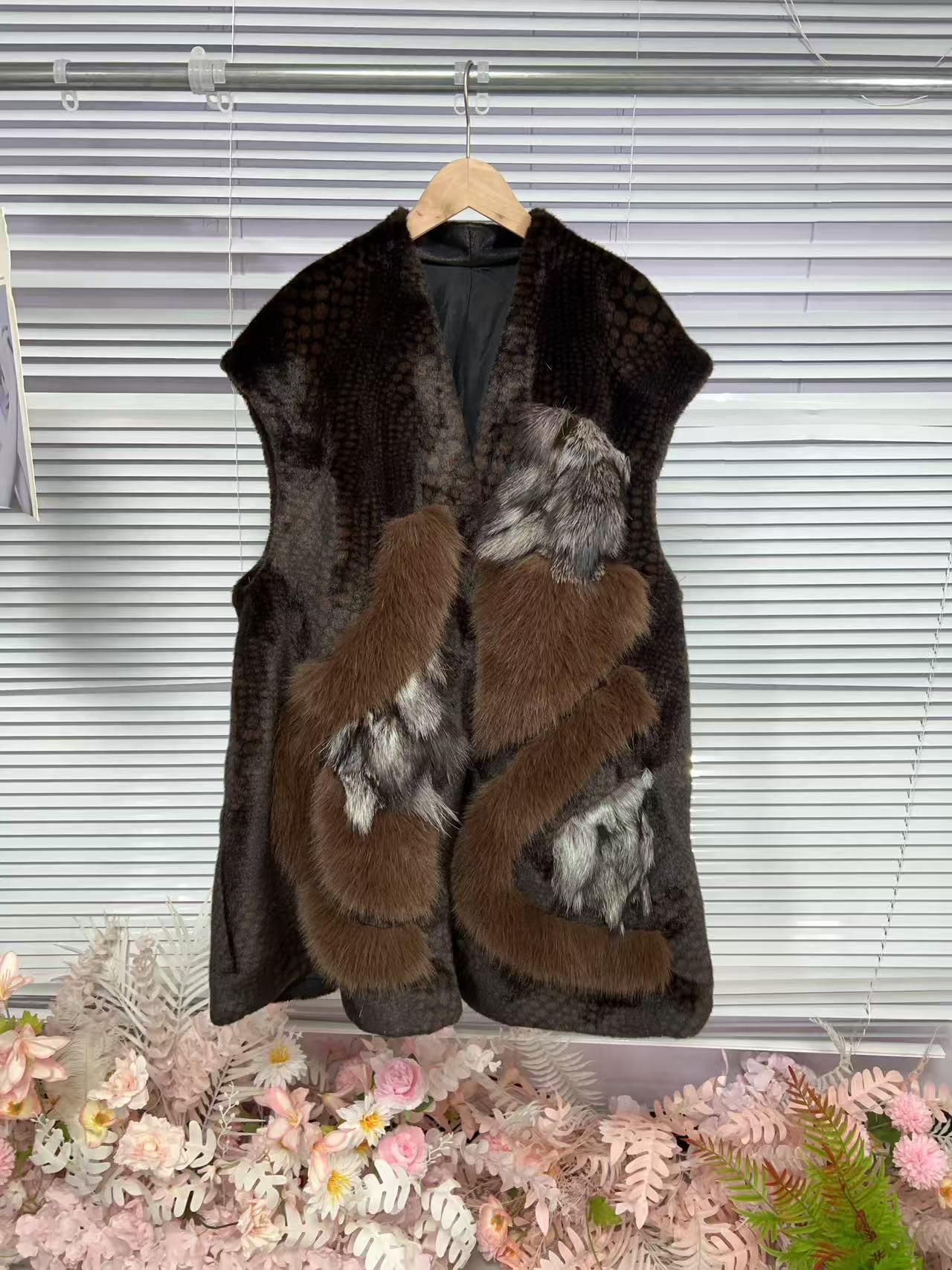 1810（安言服饰）新款时尚洋气狐狸毛拼接仿水貂绒时尚气质款马甲