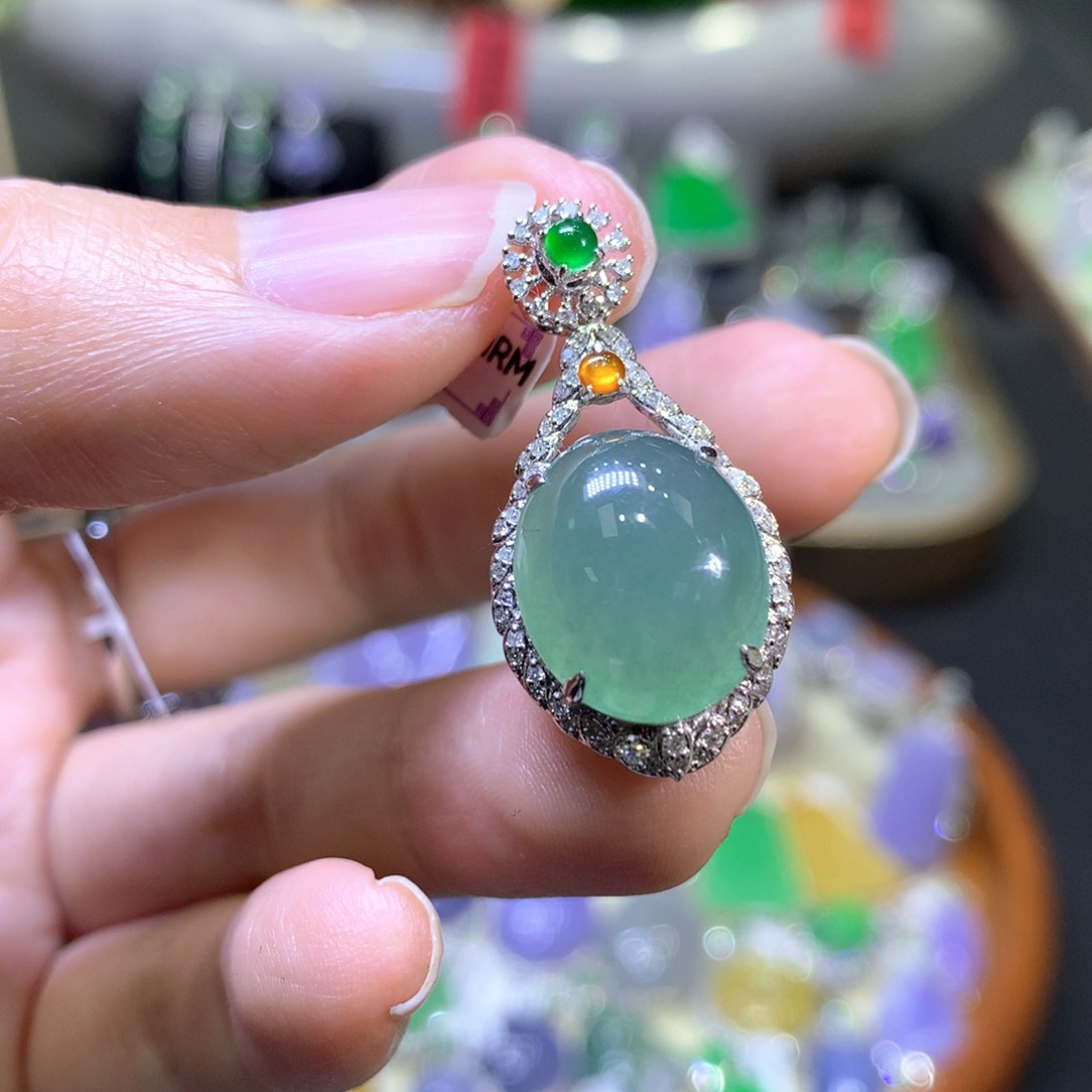 【闪购商品】翡翠颈饰18K金镶嵌翡翠吊坠项链