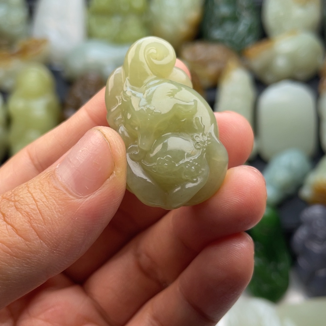 和田玉未镶嵌颈饰黛***_