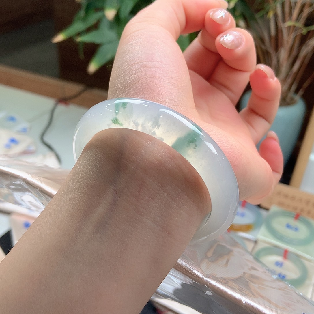 翡翠未镶嵌手镯白冰起光飘花7号