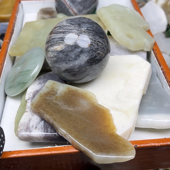 未镶嵌和田玉（翠青玉）珠宝奇石威****司
