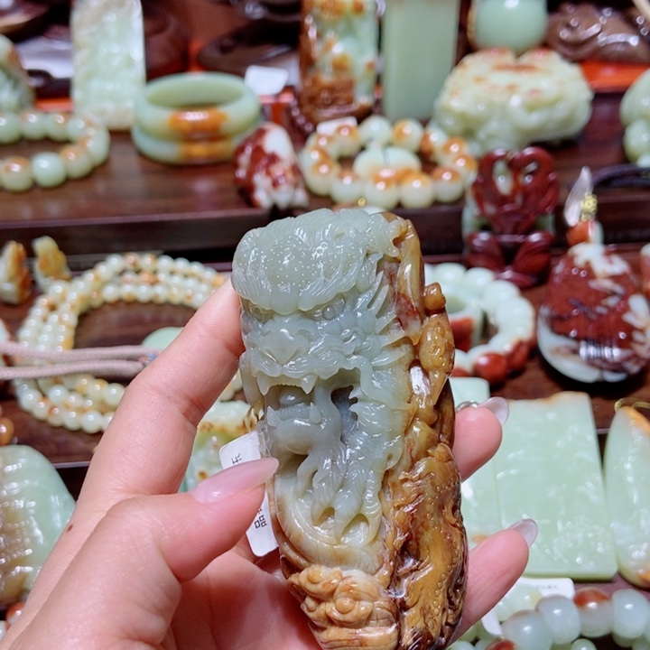 岫岩河磨玉（透闪石质玉）把件未镶嵌满*飞
