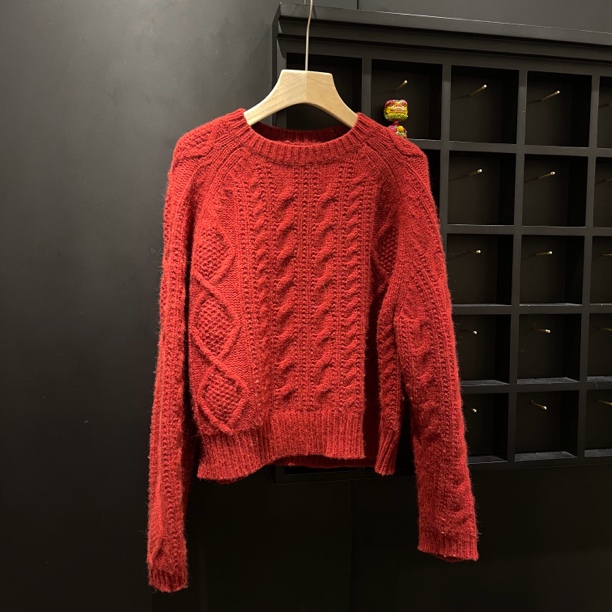 红色加厚麻花圆领毛衣