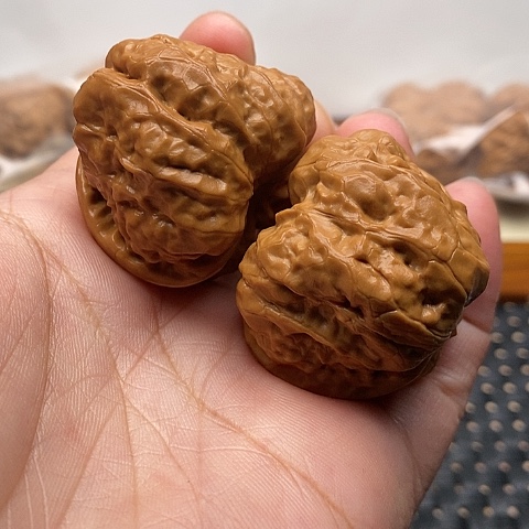 文玩核桃把件黑****照边39左右