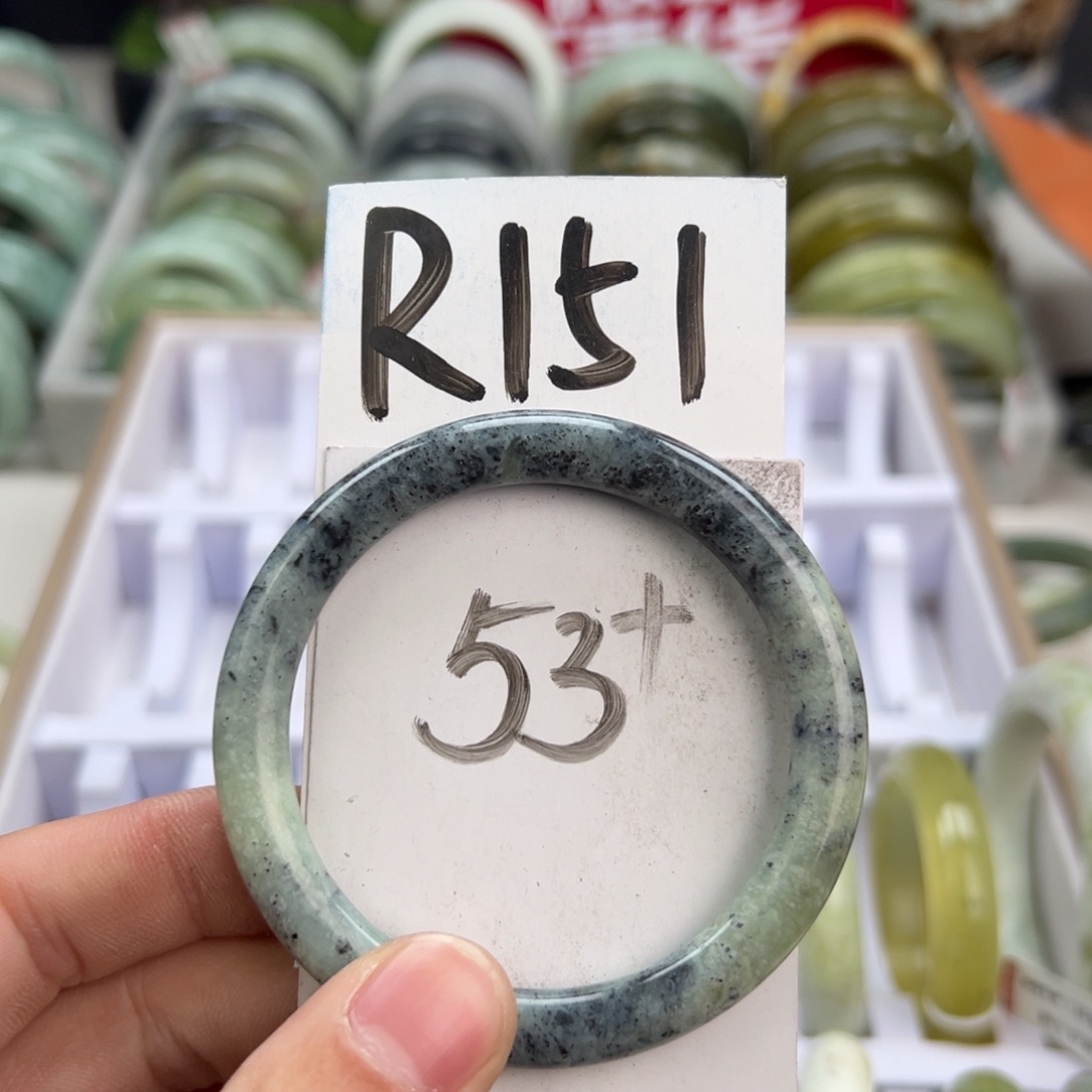 岫玉手镯未镶嵌天然岫玉微瑕，可以正常佩戴