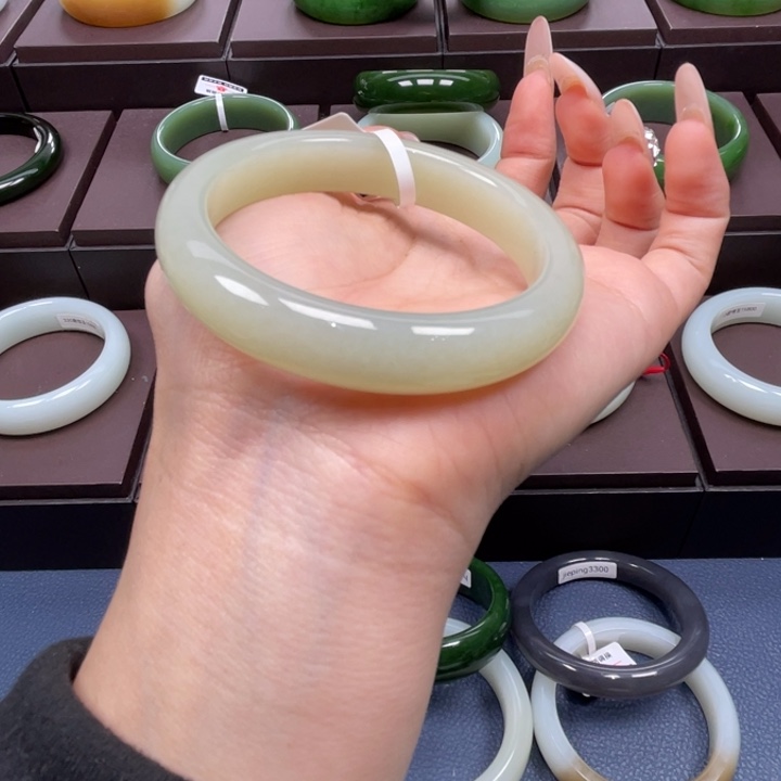 和田玉未镶嵌手镯