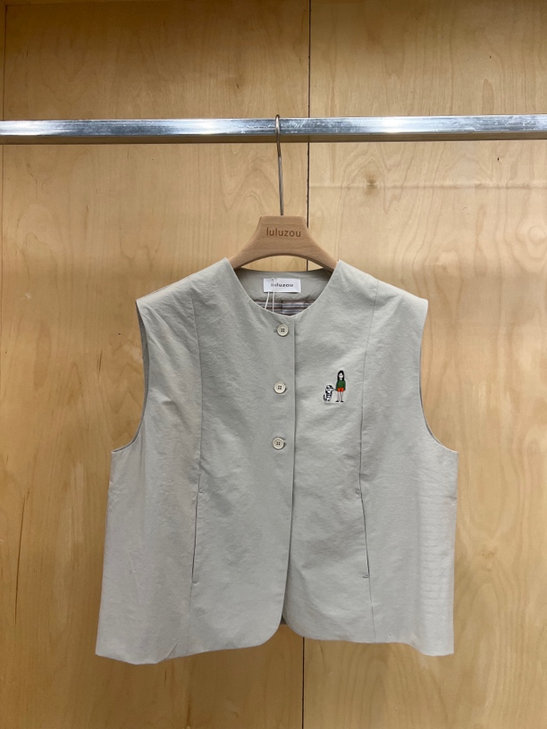 LULUZOU三颗扣圆领马甲10902