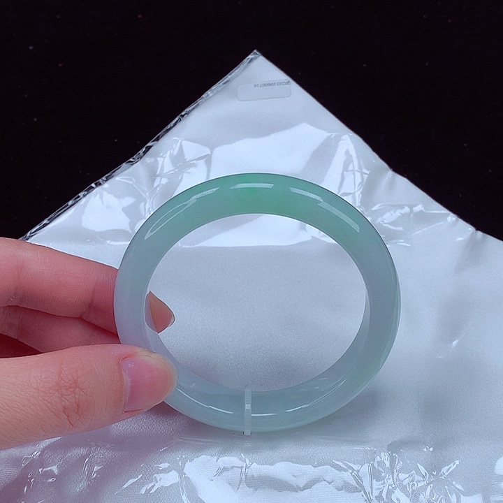 翡翠手镯未镶嵌依*吖翡翠