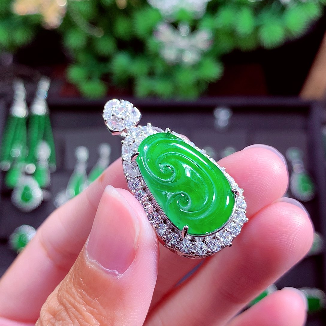 颈饰未镶嵌翡翠天然