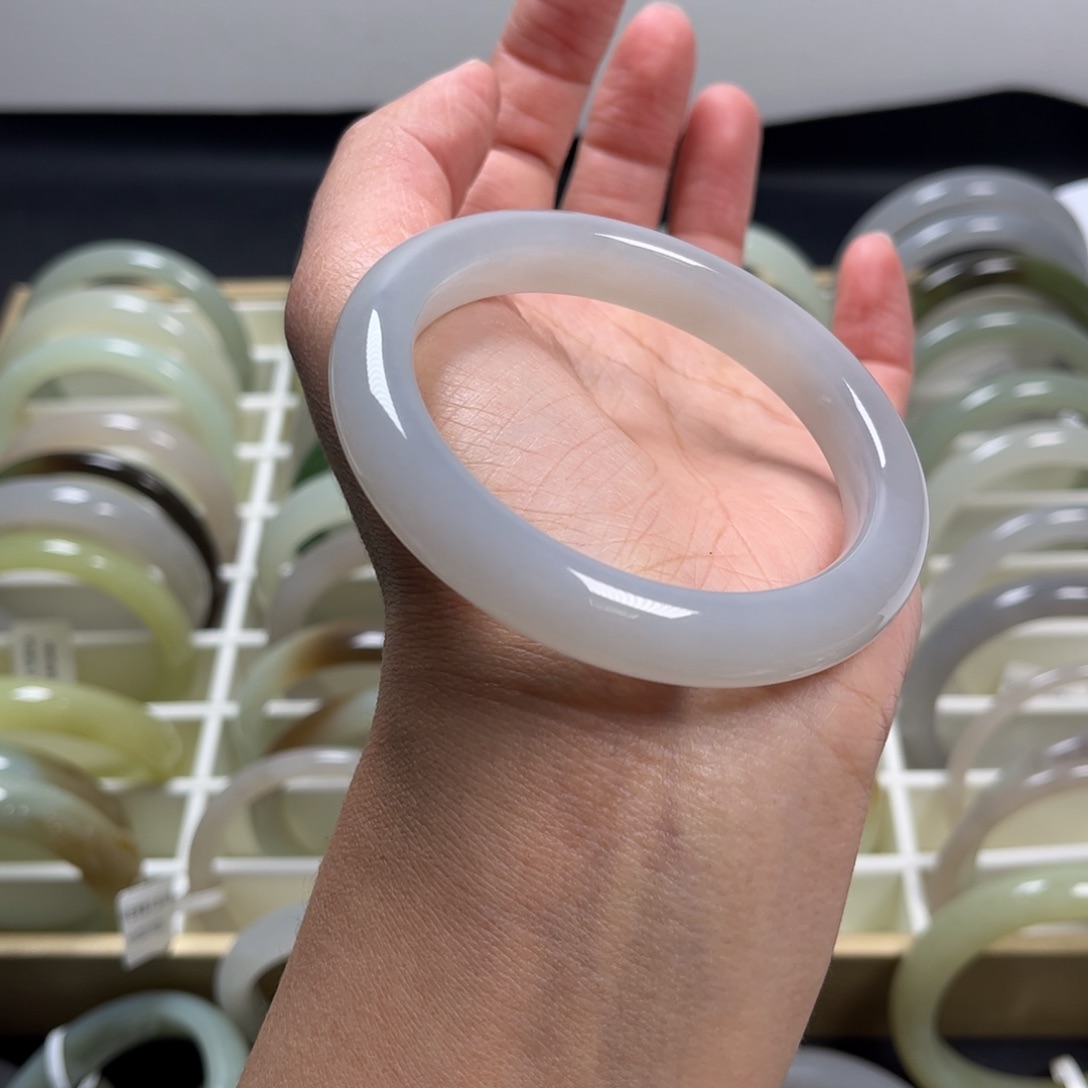 李***纤和田玉未镶嵌手镯57圈