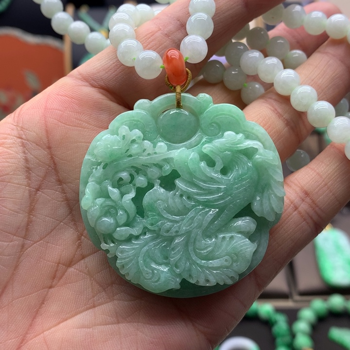 翡翠未镶嵌吊坠(赠链)