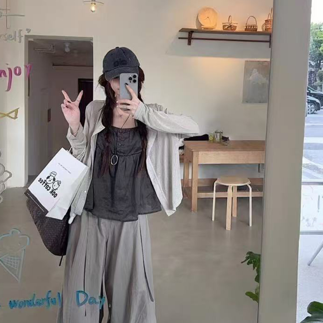 韩系风格开衫搭配减龄背心吊带与高腰阔腿休闲裤穿搭