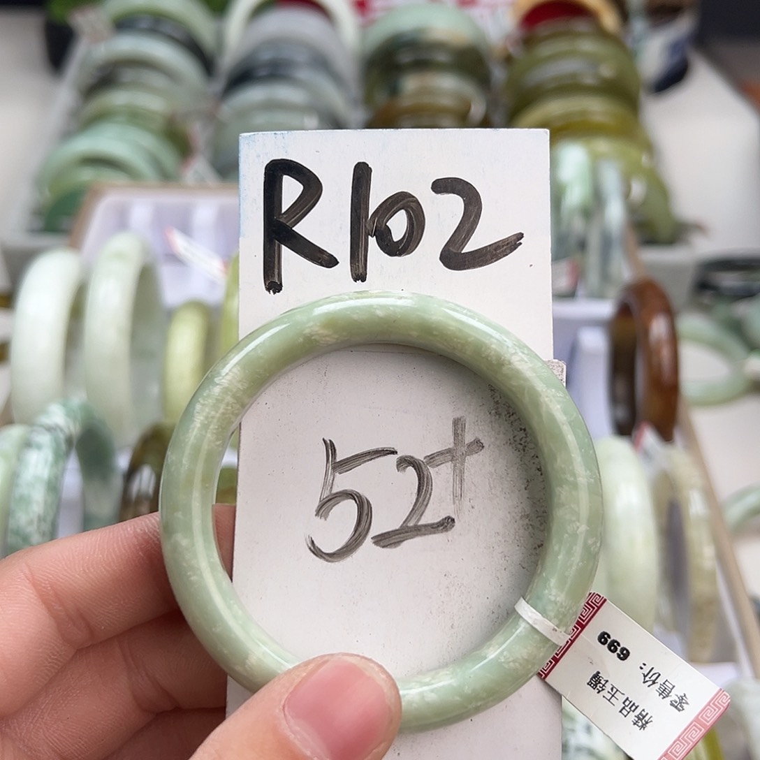 岫玉手镯未镶嵌天然岫玉微瑕，可以正常佩戴