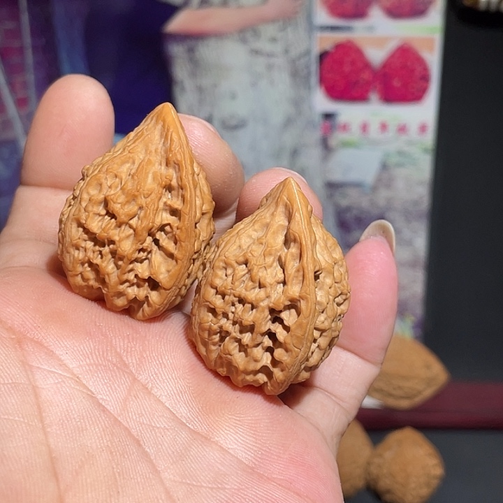 年***头文玩核桃吊坠吸血鬼