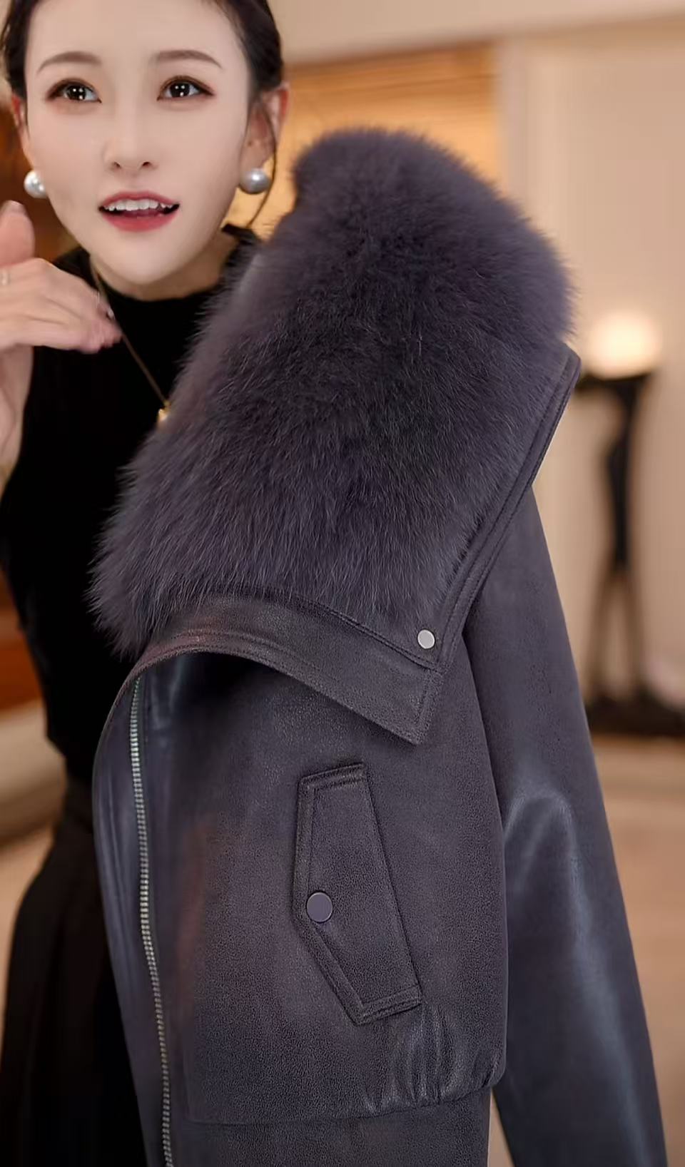 周周-2025新款时尚保暖大毛领羽绒服W55Q41131