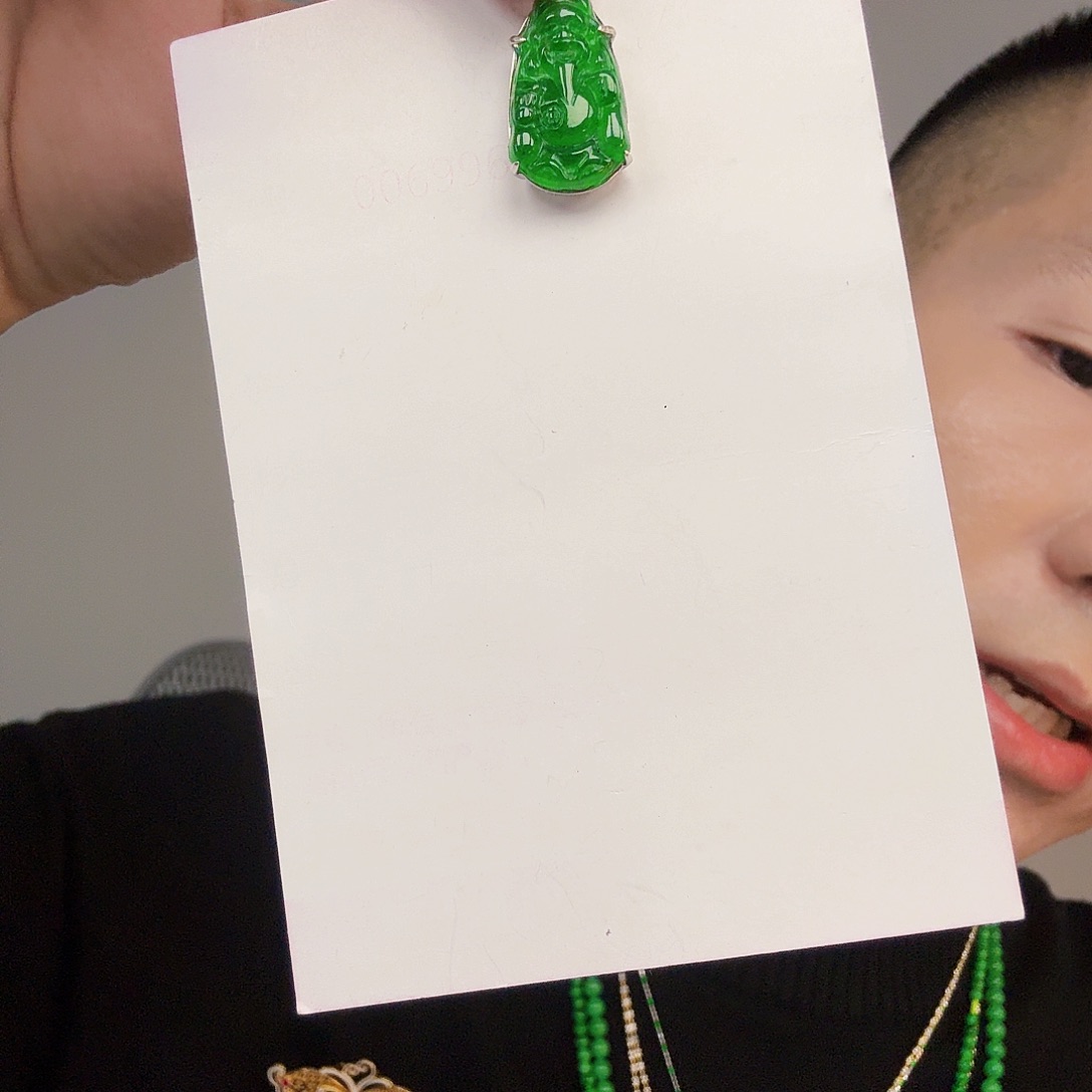 翡翠未镶嵌颈饰一件