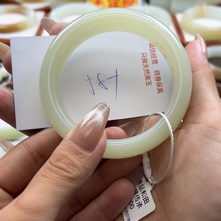 和田玉手镯未镶嵌