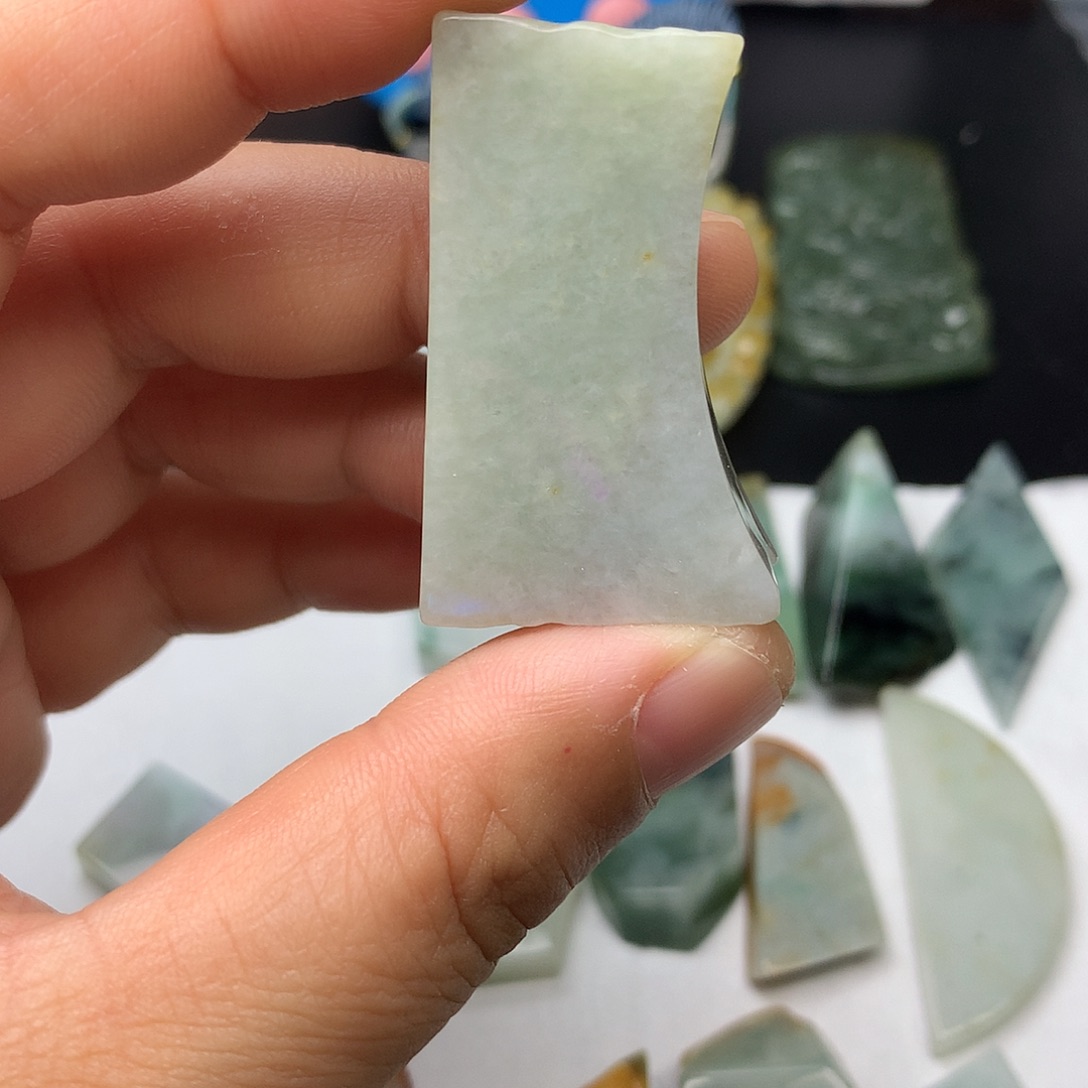 孙***傅翡翠未镶嵌颈饰翡翠首饰和翡翠首饰