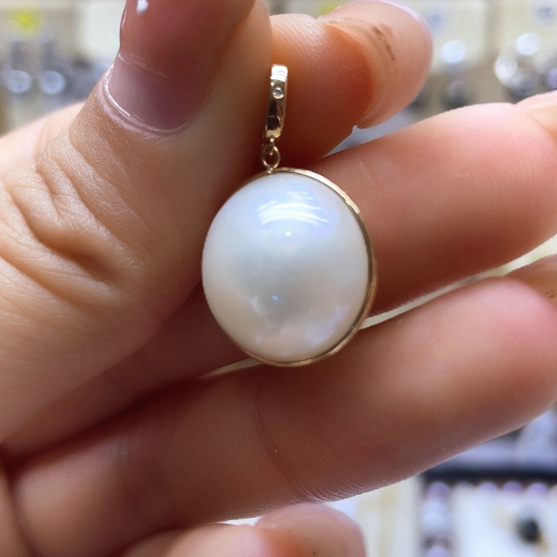 拼合珍珠（马贝珠）颈饰18K金镶嵌