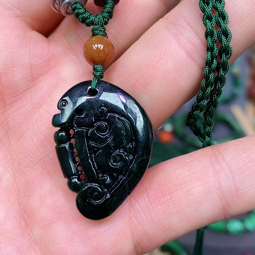 翡翠颈饰未镶嵌漂亮美眉