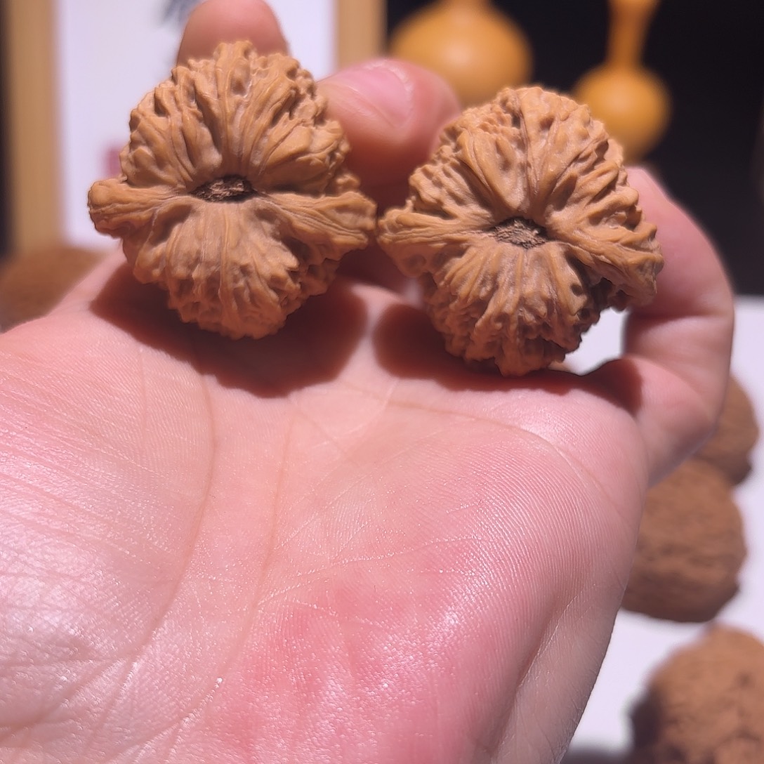 Z***U把件桃核南将37凹底有黄