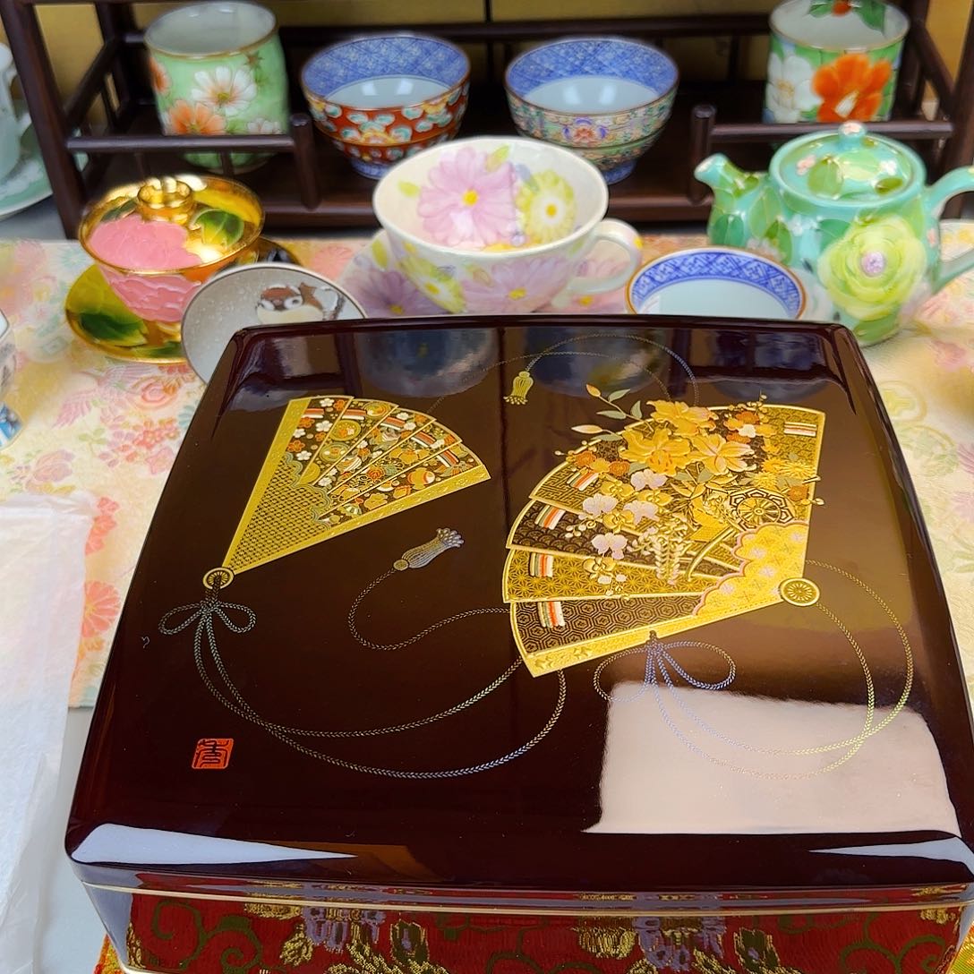 他家茶具瓷器真美！