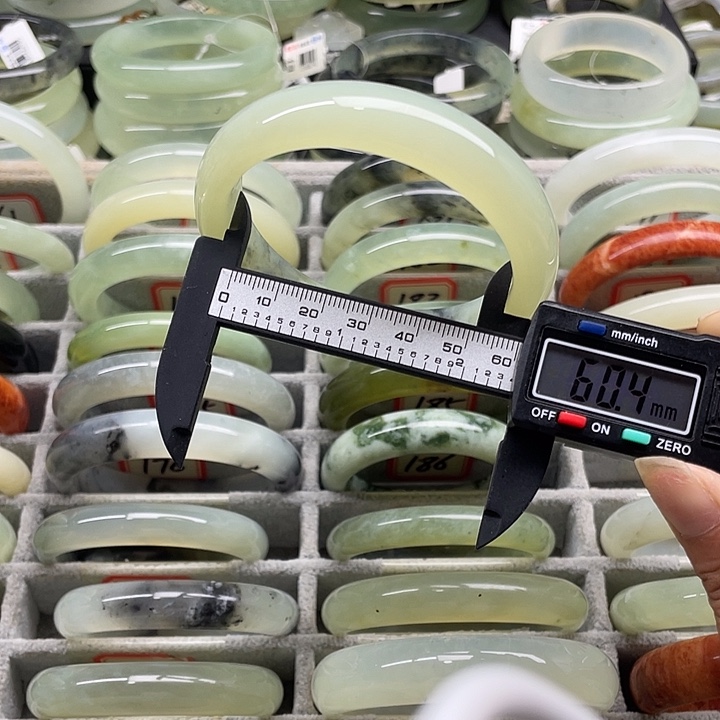 蛇纹石玉未镶嵌手镯195