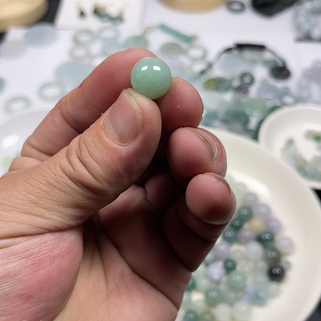 翡翠未镶嵌吊坠(不含链)果绿色的卡11.8