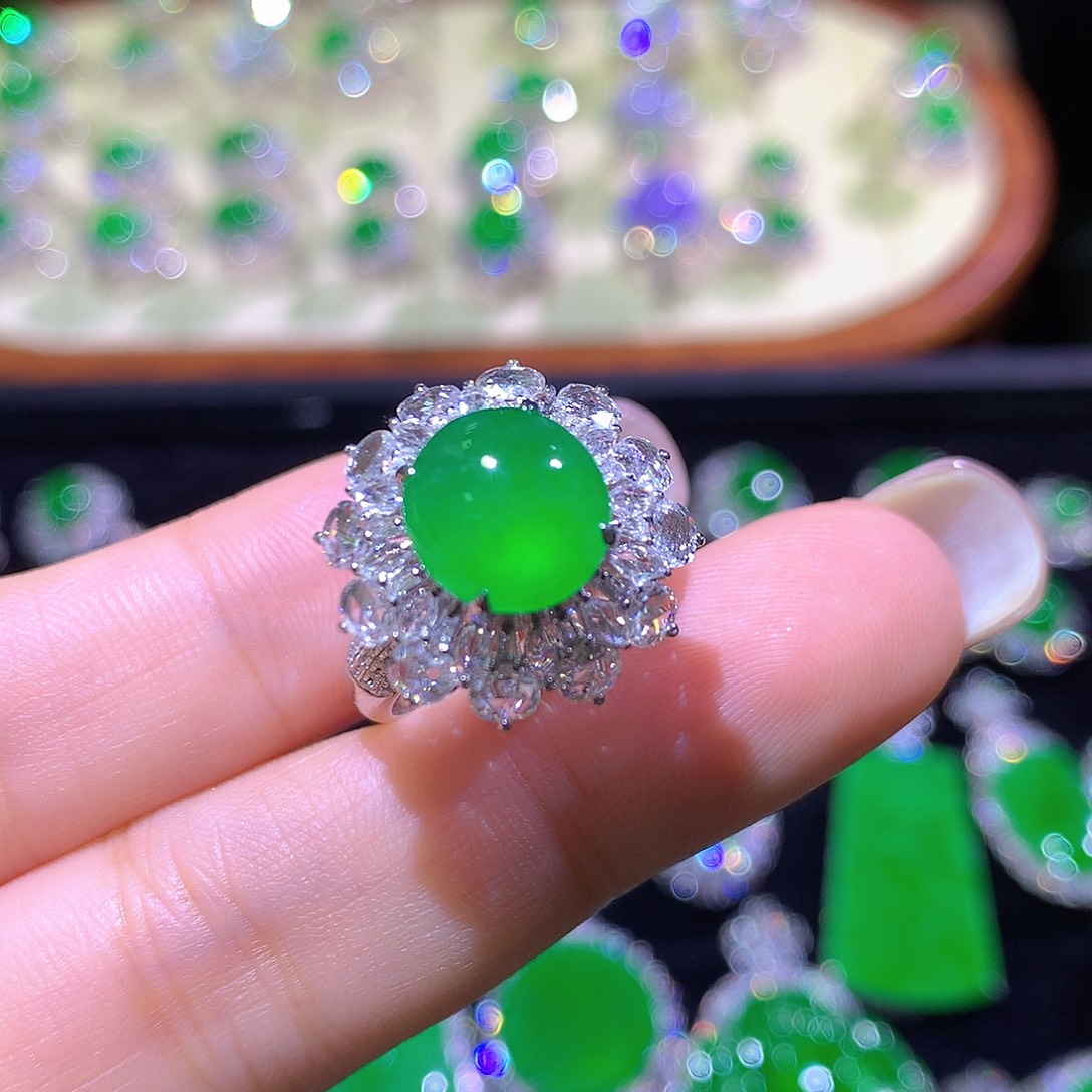 翡翠18K金镶嵌戒指高冰满绿起光蛋面戒指