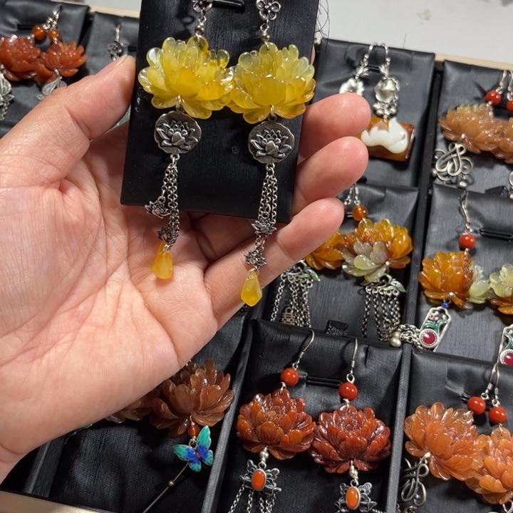 蛇纹石玉耳饰未镶嵌