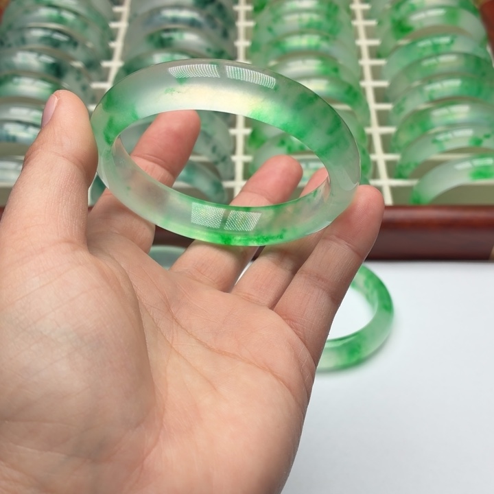 时***好石英质玉未镶嵌手镯