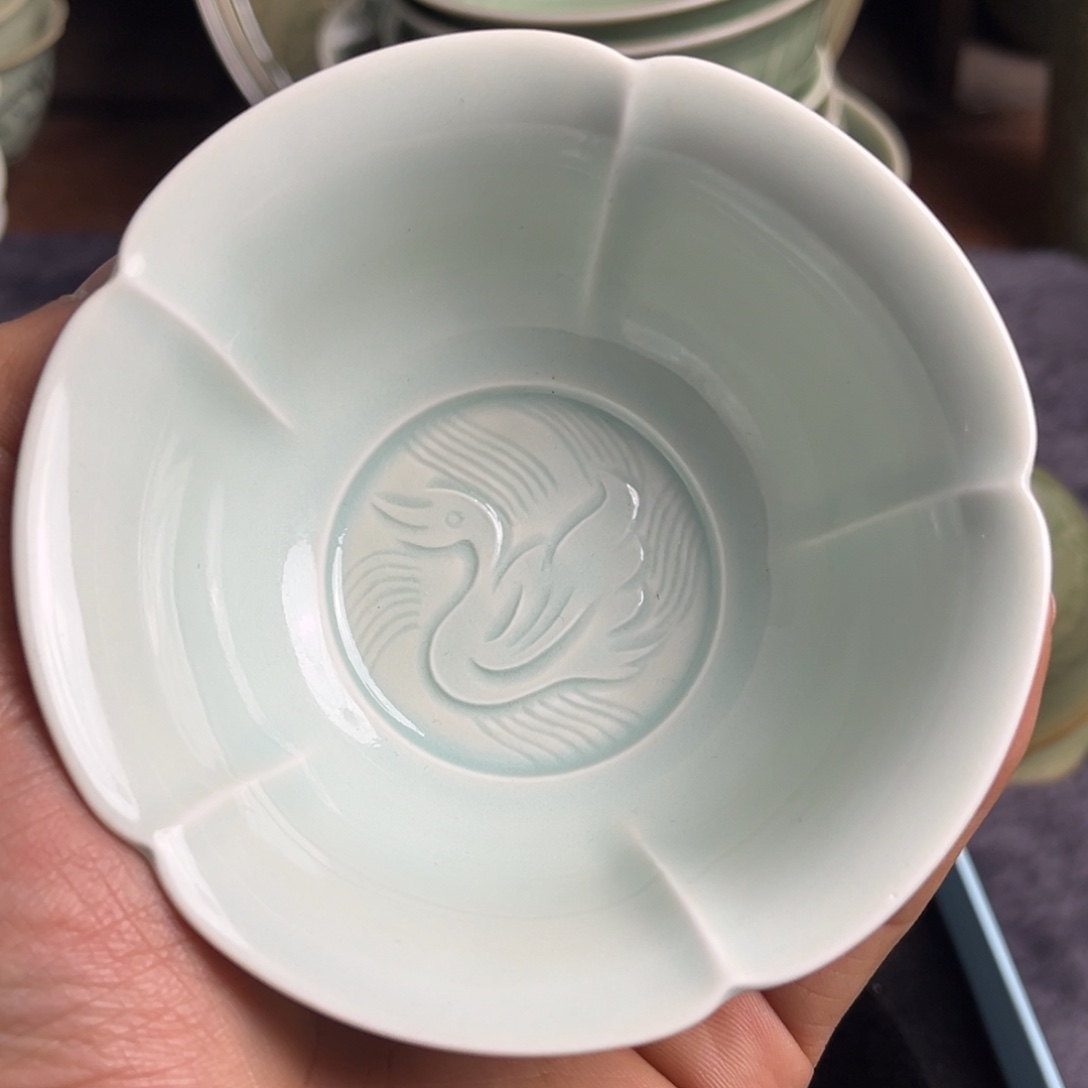 瓷微瑕天青色花口鸭子杯