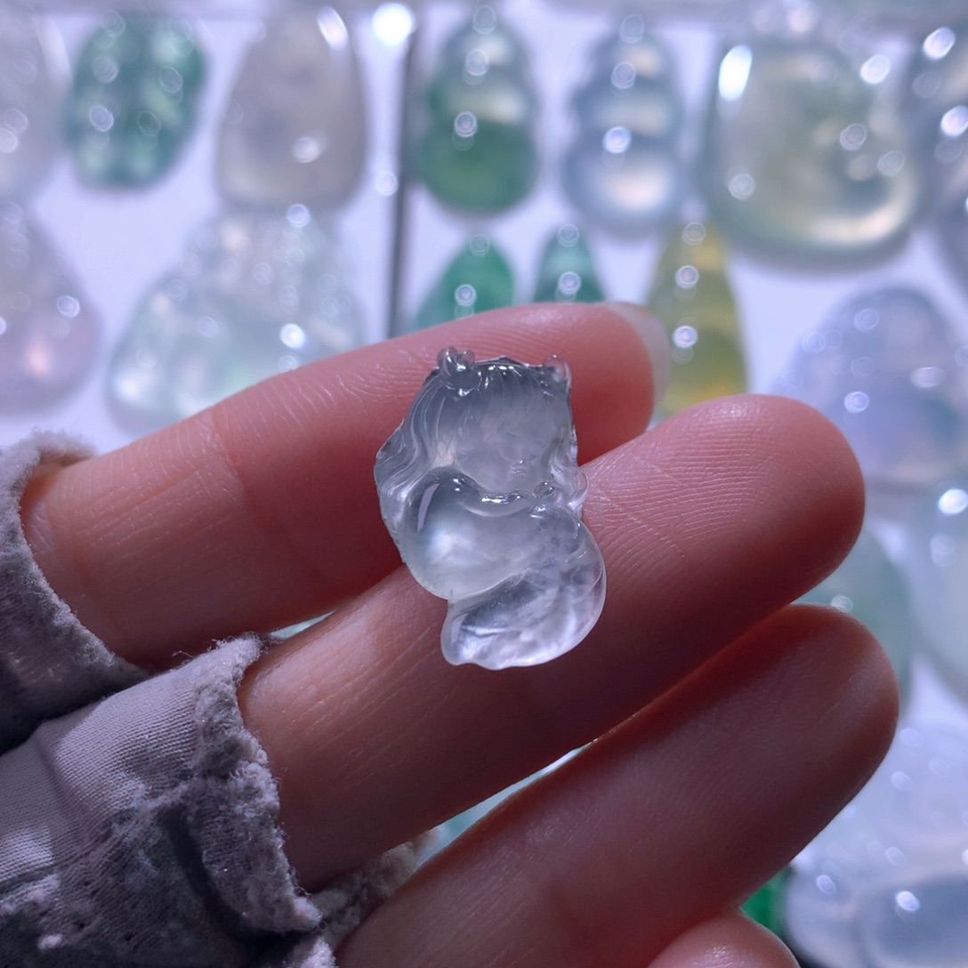 翡翠未镶嵌颈饰仙子