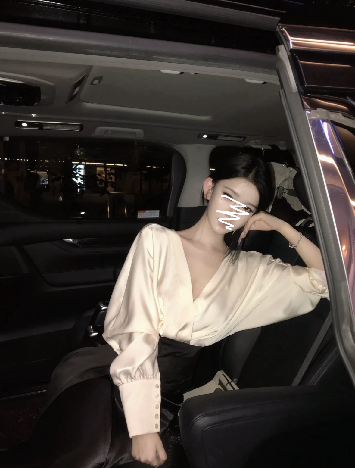 【米妮】“赫本小姐"撞色V领蝙蝠袖绑带收腰长袖上衣