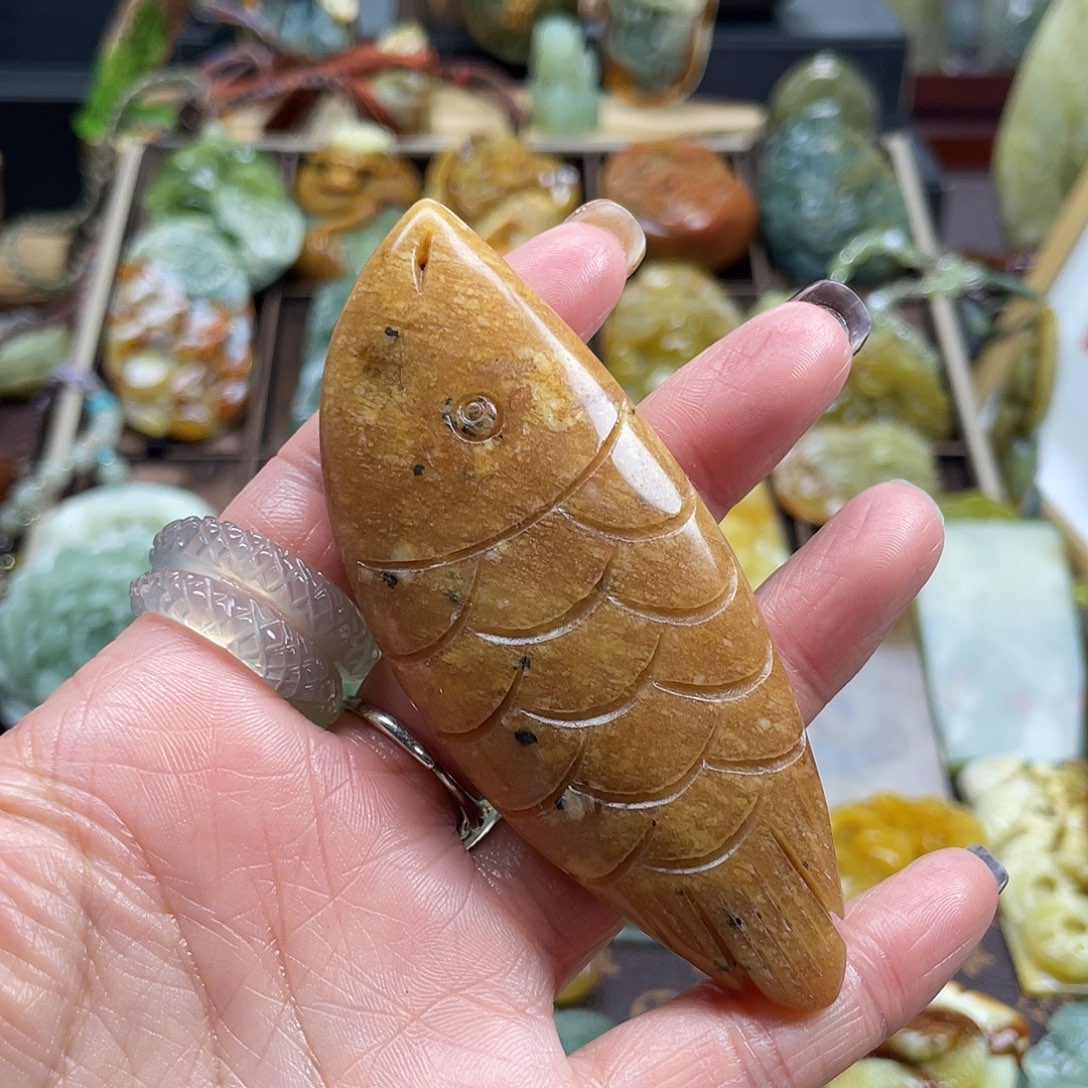 岫玉颈饰未镶嵌辽阳红花玉鱼
