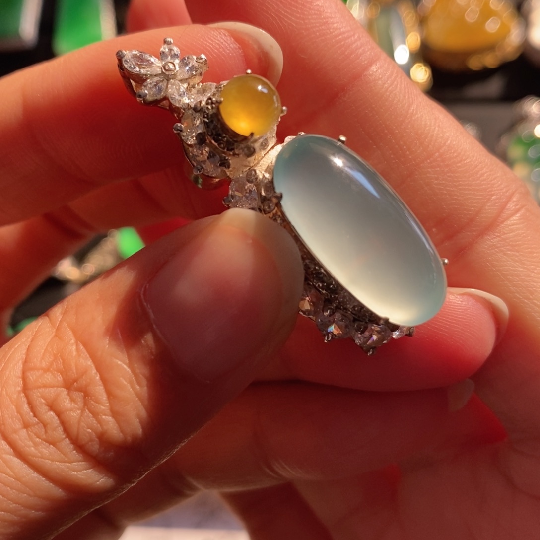 翡翠未镶嵌颈饰缅甸