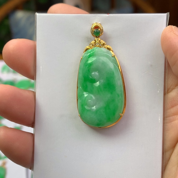 翡翠18K金镶嵌颈饰翡翠吊坠