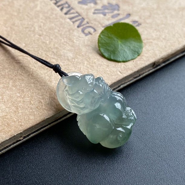 天然缅甸翡翠吊坠《吞金兽》气质女士雕刻精美冰透