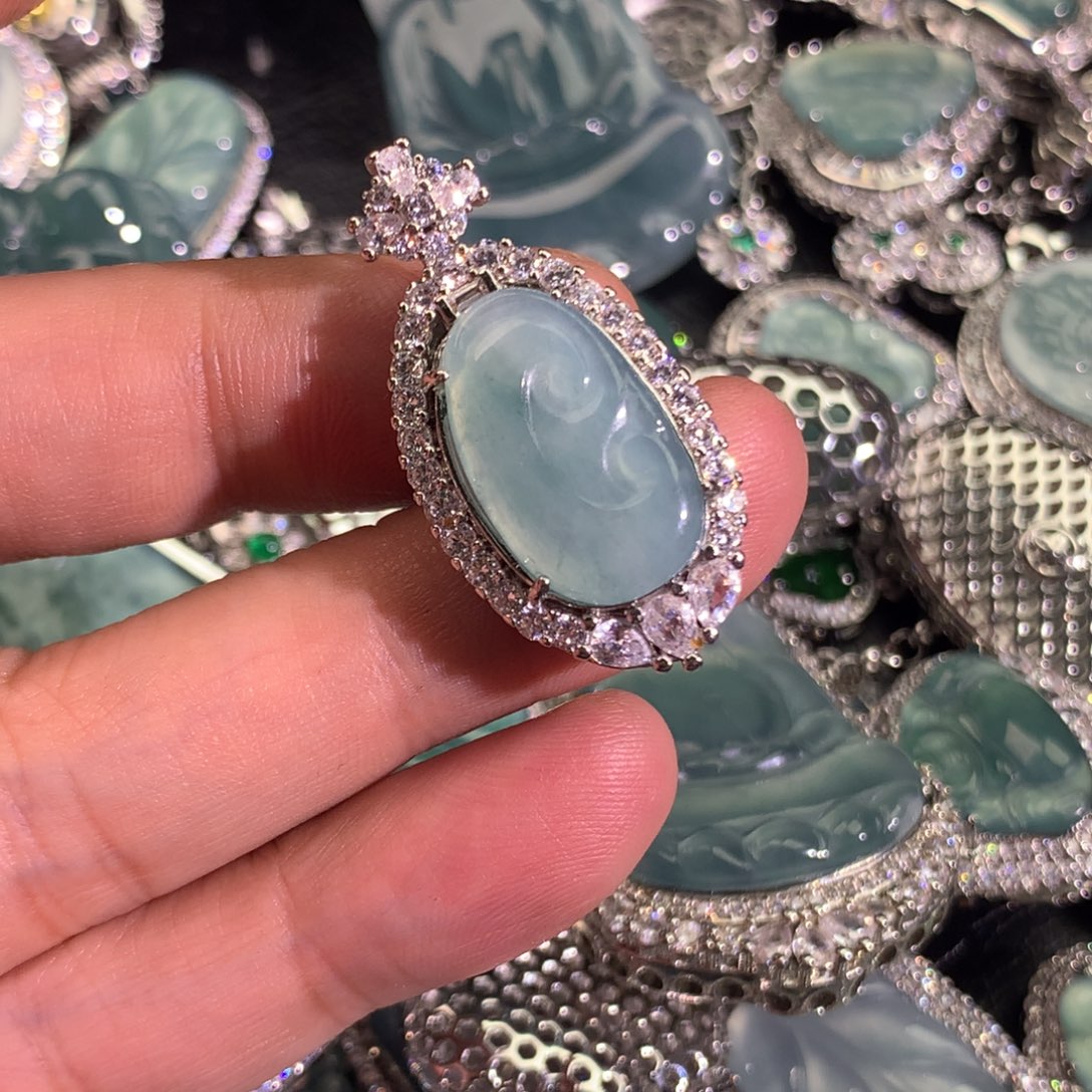 翡翠颈饰未镶嵌如意