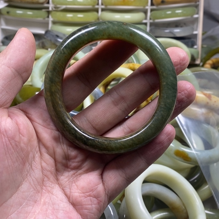 蛇纹石玉手镯未镶嵌