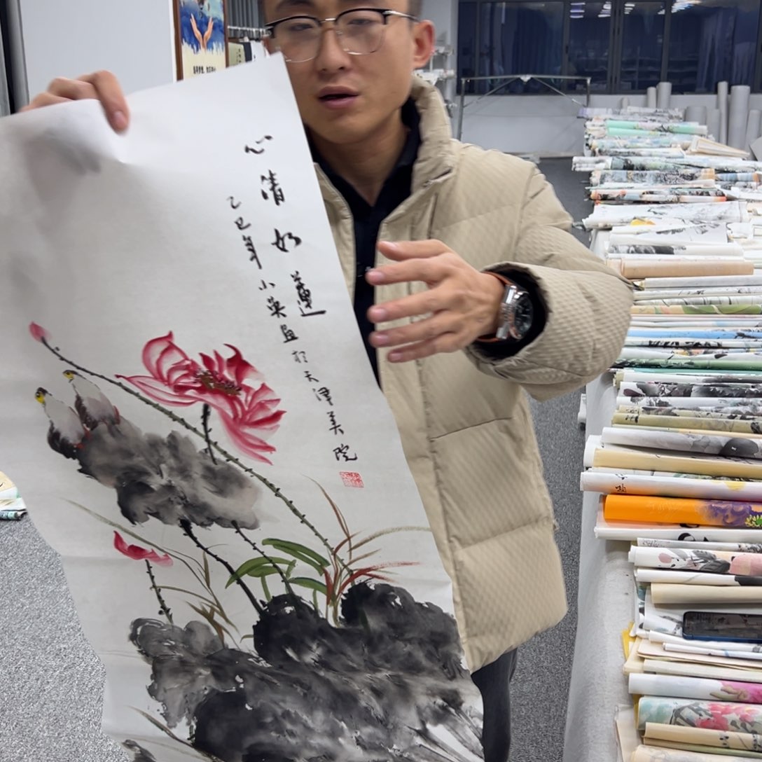 国画卖字画的小男孩