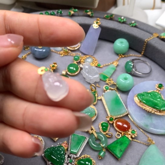 颈饰18K金镶嵌翡翠